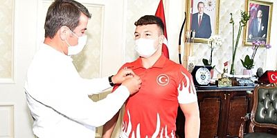 Başkan Osman Okumuş, Şampiyon Güreşçiyi Altın Takarak Ödüllendirdi