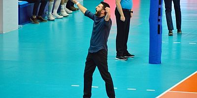 Kahramanmaraş'lı  antrenör Mehmet Aydın'ın takımı Efeler ligi şansını son maça taşıdı