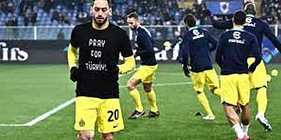 Milli futbolcu Hakan Çalhanoğlu 'Türkiye için dua et' yazılı tişörtle ısınmaya çıktı