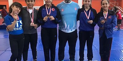 Minik bayanlar güreş Türkiye şampiyonasında 5 Madalya 