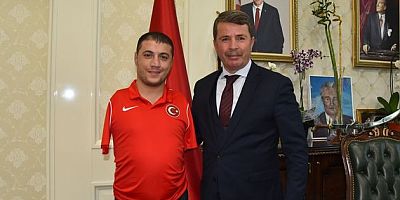 Osman Okumuş, milli yüzücü Beytullah Eroğlu'nu misafir etti