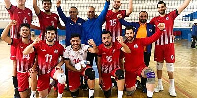 VOLEYBOLDA LİDER VURMAYA DEVAM EDİYOR