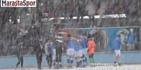 Kar yağışı altında Arsan Sümerspor'lu oyuncular taraftarla galibiyeti kutladı