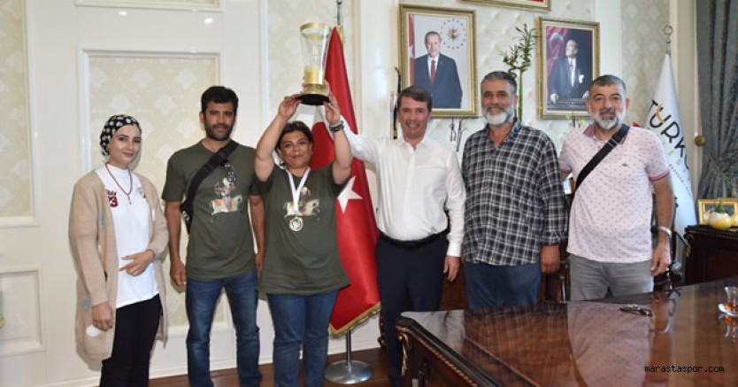 Dünya Kupası Türkoğlu'nda Osman Okumuş'a takdim edildi