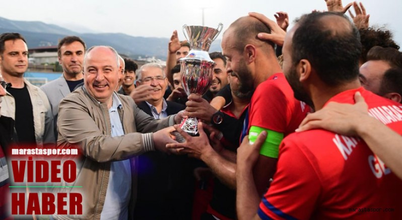 Kahramanmaraş BŞB Gençlikspor, kupasını Vali Coşkun ve Başkan Mahçicek'den aldı