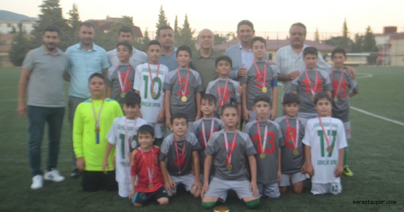 Kahramanmaraş U12 Liginde şampiyonu Gençlikspor kupasını aldı