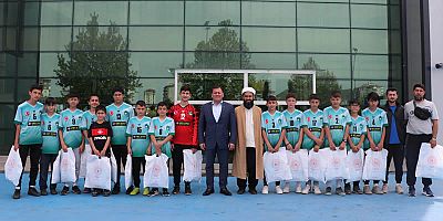Ali İhsan Kabakçı, Kahramanmaraş Hokey  takımına Eşofman hediye etti