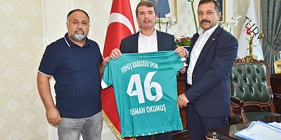 Ferhuş Karacasuspor, takımın formasını Başkan Osman Okumuş'a taktim etti