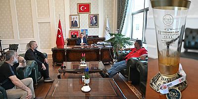 İstanbul’dan dünya şampiyonu kupasıyla dönen, Halil Kozanoğlu,  Başkan Osman Okumuş’u ziyaret etti