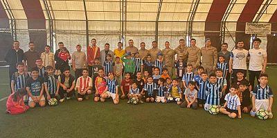 Kahramanmaraş Adana Demir Spor Futbol Okulu öğrencileri ile arama kurtarma ekibi arasında duygusal anlar yaşandı