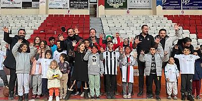 Kahramanmaraş Çadırkent’inde Çocuklar Beşiktaş Futbol Akademisi Etkinliklerle Moral Buluyor