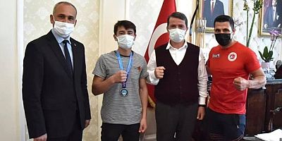 Kick Boks Turnuvasında dereceye giren  sporcudan Osman Okumuş'a ziyaret