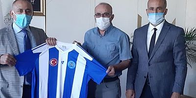 Mahmut Hersanlıoğlu'na Türkoğlu Belediyespor forması  taktim ettiler