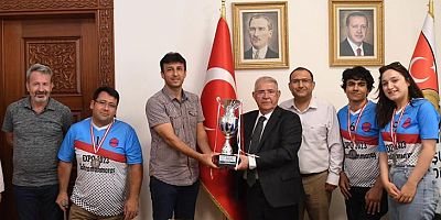 Süper Lig'e çıkan Onikişubat NF'nin kupası Başkan Mahçicek'e takdim edildi