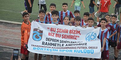 Trabzonspor Futbol Okulu'dan maç önü alkış alan hareket 
