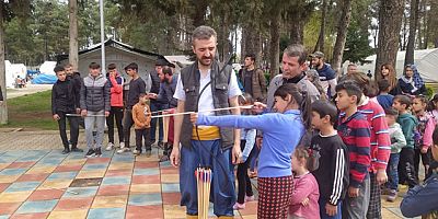 Türkoğlu'nda, Ankara Bozoklar ve Başkent Kulübü'den depremzede çocuklar ve gençlere okçuluk eğitimi