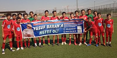 Türkoğlu Gençlerbirliğispor U14 takımı oyuncuları Yusuf Baran’a Nefes Ol pankartı açtılar