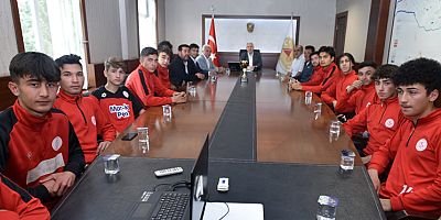 Vali Ömer Faruk Coşkun, Türkoğlu Gençlerbirliğispor'u misafir etti