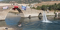 Kahramanmaraş'ın tarihi  Taş köprüsünde suda şov 