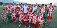 Mustafa Orak 'Çocuklar Sporla İyileşir'' Futbol turnuvasında 3.olan Göksun Belediyespor'a kupasını verdi