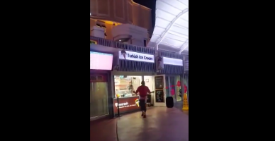 Kahramanmaraş Dondurmacısından Göbek Show