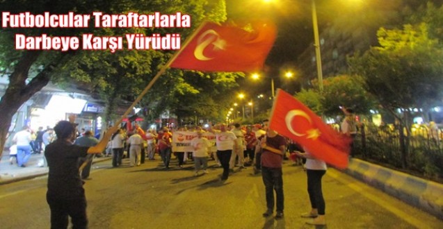 Futbolcular Taraftarlarla Darbeye Karşı Yürüdü