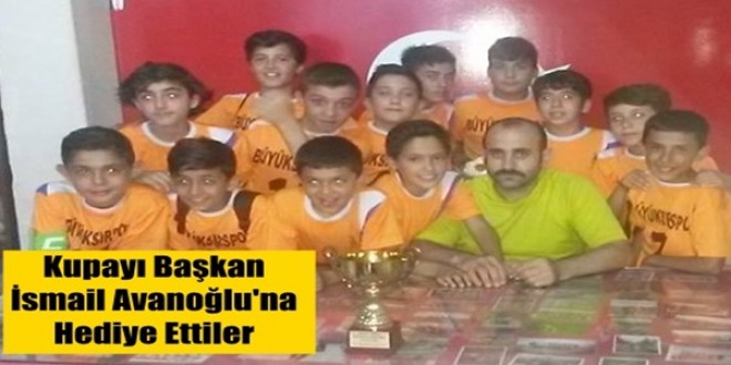 Kupayı Başkan İsmail Avanoğlu’na Hediye Ettiler