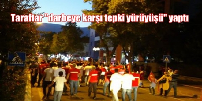 Taraftar ”darbeye karşı tepki yürüyüşü” yaptı,