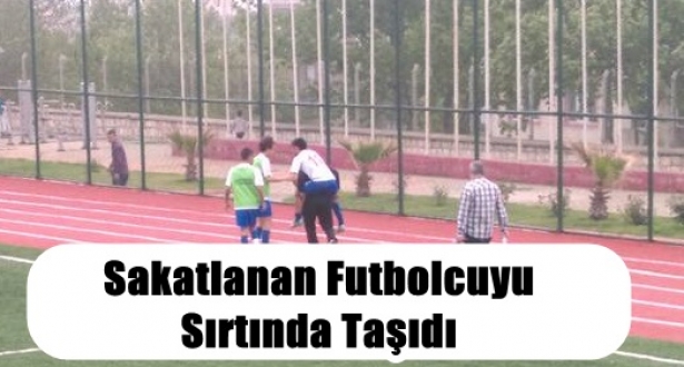 Sakatlanan Futbolcuyu Sırtında Taşıdı