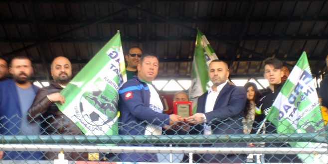 Ercan Dağlandı Taraftarlarına Plaket Verdi.
