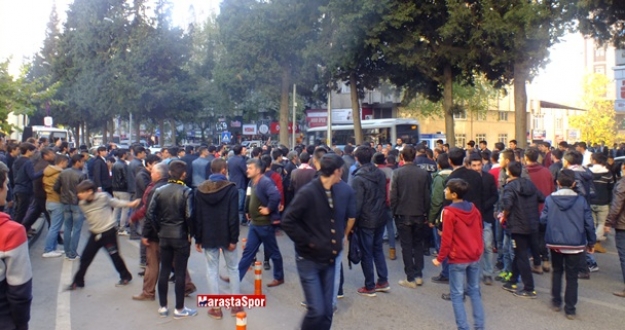 Taraftar Büyükşehir Belediyesi Önünde Protesto Yaptı
