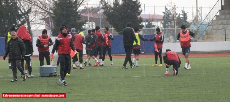 Kahramanmaraşspor şiddetli yağmur altında çalışmalara devam etti.