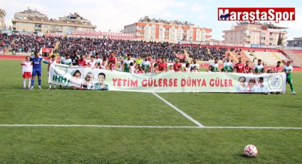K.Maraşspor’la Sivas Bldspor’lu futbolcular yetim çocuklarla sahaya çıktı