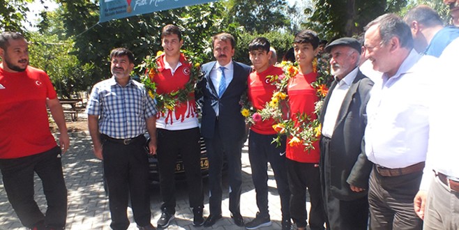 Başkan Erkoç, madalya kazanan milli Güreşçileri tebrik etti