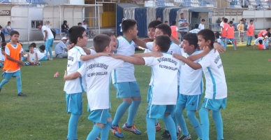 Mahçiçek stadı şenlik alanı gibi Yaz spor okulu devam ediyor..