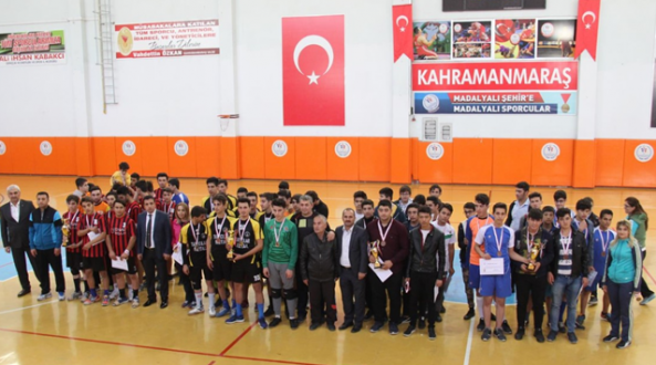 HENTBOL OKUL SPORLARI SONA ERDİ