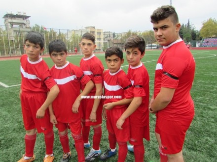 Minik Oyuncular siyah bantla sahaya çıktılar.