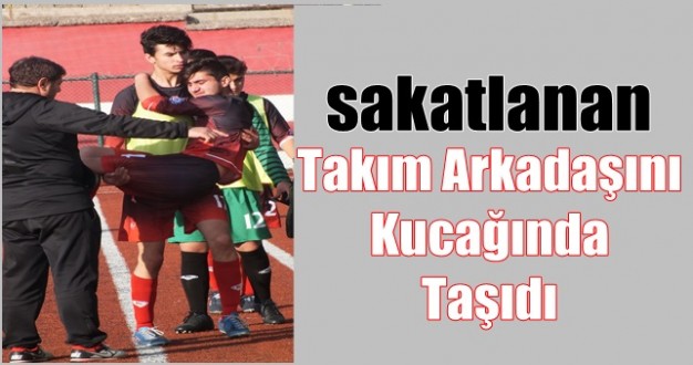 Sakatlanan Takım Arkadaşını Kucağında Taşıdı