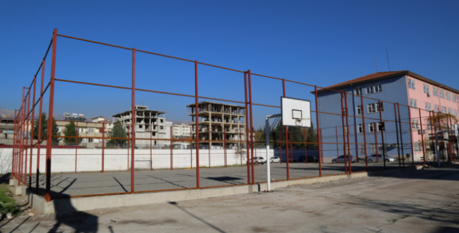 BÜYÜKŞEHİR HALI SAHA YAPIMINA DEVAM EDİYOR