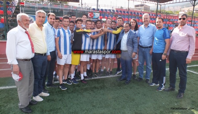 U-17 ligi Şampiyonu 1920 Maraşspor kupasını aldı