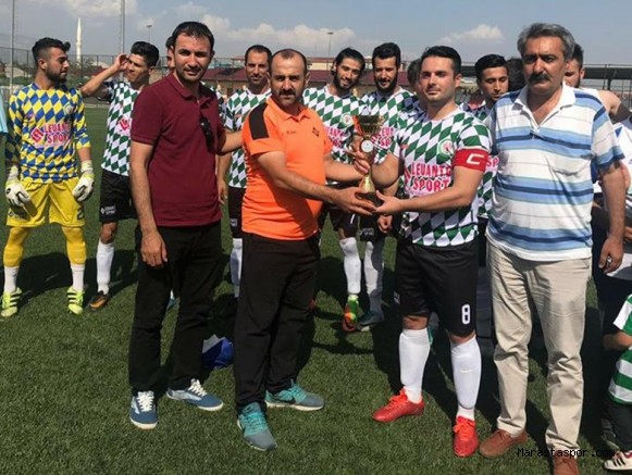 Şampiyon Ferhuş Karacasuspor Kupasını Aldı