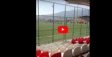 Tribünün önündeki tel örgüden saha görünmüyor.