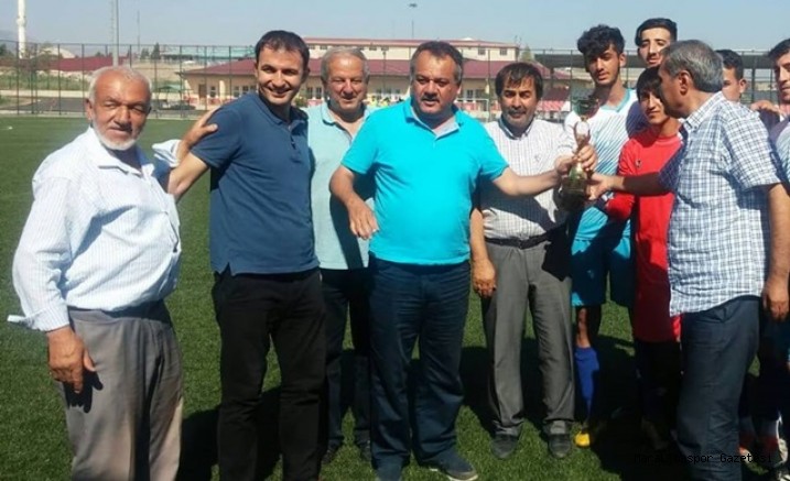 Pazarcık Aksuspor kupasını aldı