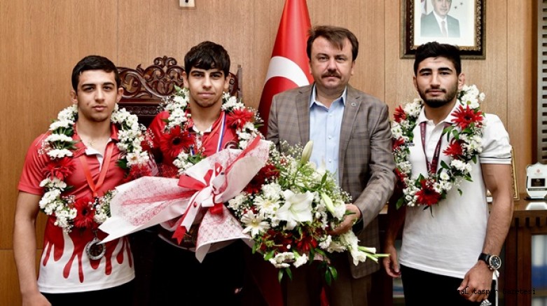 Şampiyonlar Erkoç’u ziyaret etti