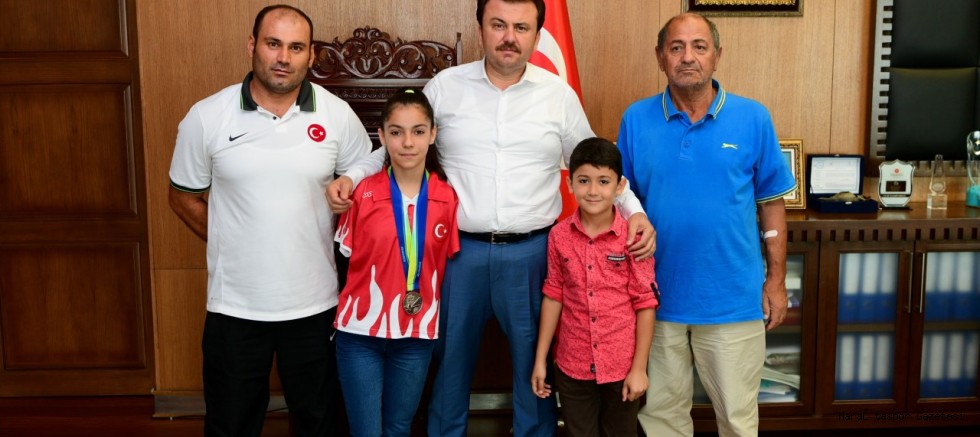 MİLLİ YÜZÜCÜ ÖZTÜRK’TEN ZİYARET