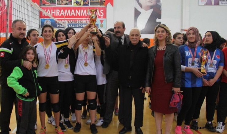 Genç Kızlar Voleybol’da Şampiyon Kara Lise
