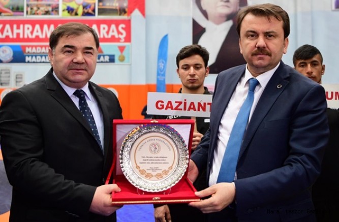 BAŞKAN ERKOÇ’A GÜREŞ PLAKETİ
