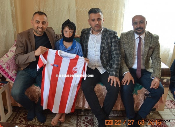 Kaza Geçiren oyucuya Kahramanmaraşspor forması hediye ettiler.