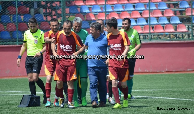 Sahada bir anda yere yığılan oyuncu korkuttu