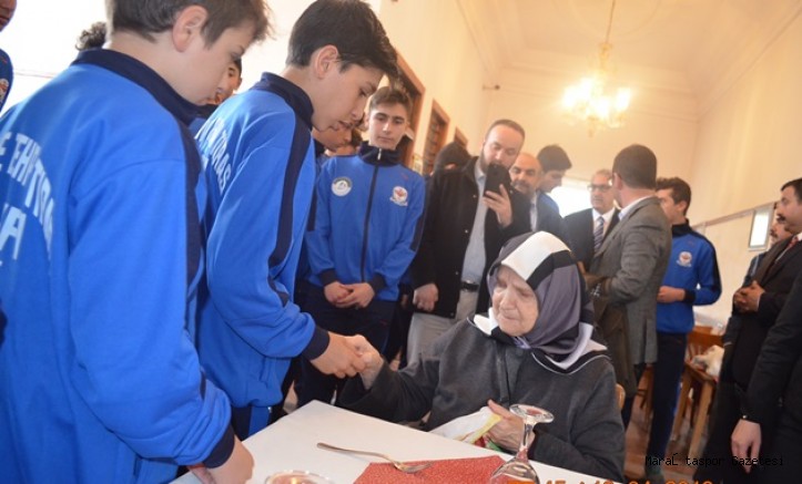 Zehra Tıraş annemiz Maraşgücüspor oyuncularını ödüllendirdi